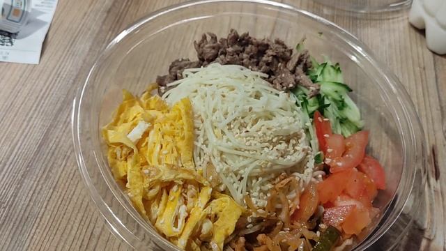 Россиянин первый раз пробует КУКСИ ДАНАЛЫ посреди магазина в Астане