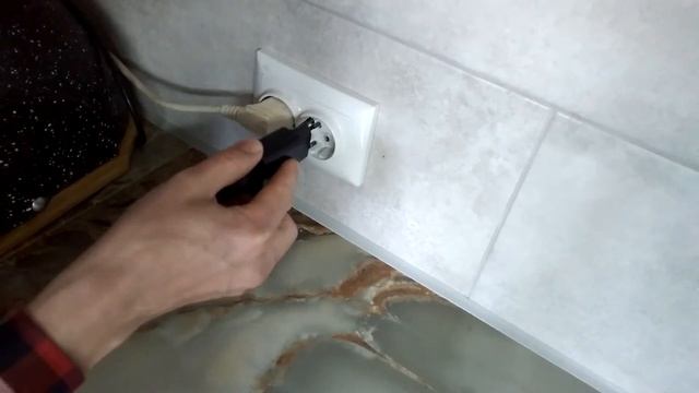 как правильно вставлять вилку в розетку