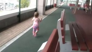 Девочки играют на площадке, вместе весело играть:) Girls playing on the court