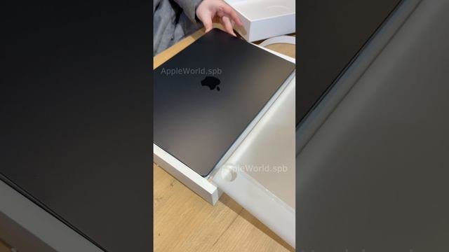 Распаковка MacBook Air на М2 чипе
