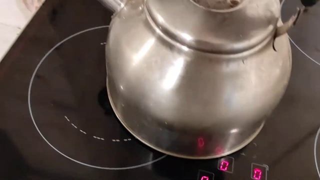 Чайник из нержавейки на индукционной плите. Плита фирменная, европейская. смотреть онлайн