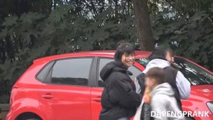 Банка чипсов с выпрыгивающей змеей