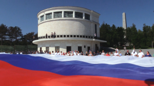 Самый большой триколор развернули в Севастополе в День флага с участием сотрудников МЧС России