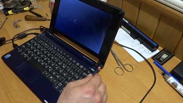 ? Acer Aspire One ZG5 - ремонт и обзор нетбука 2008 года, со сломанным SATA-разъемом