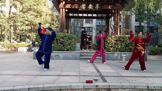 Тайцзицюань с мечом_ 32 формы (太极剑32式）32 Form Tai Chi Sword смотреть онлайн