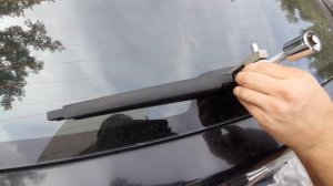 Chevrolet Cruze: Замена поводка заднего стеклоочистителя