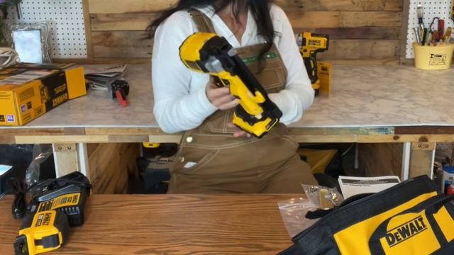 BRAND NEW! DeWalt Cordless 23GA Pin Nailer DCN623 Review 1st Look смотреть онлайн