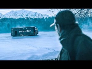 Бывший полицейский покидает грузовик, полный заключенных, чтобы утонуть в замерзшем озере