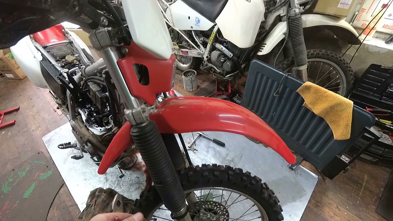 Honda XR250 взводим натяжитель ГРМ и выставляем метки смотреть онлайн