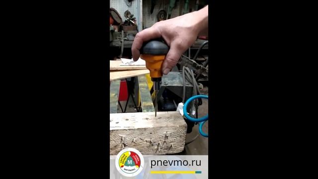 PN50-E - BOSTITCH. Испытываем пневматический наладонный нейлер (гвоздезабивной пистолет) смотреть онлайн