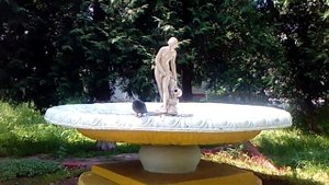 Фонтан в виде девушки с кувшином в городе Луга в Ленинградской области. Лето 2021