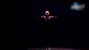 Парень танцует классно