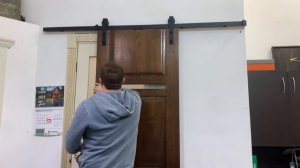 Двери Креда. Двери откатные на амбарном механизме.