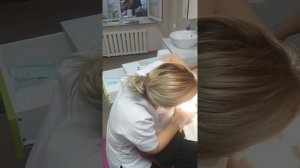 Стоматолог лечит зуб и чистый зубы от Амира