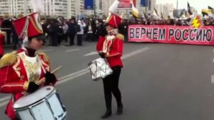 Девушки с барабанами на "Русском марше"