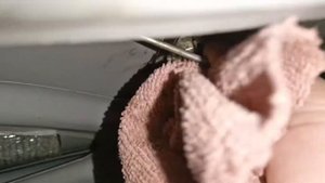 Как снять личинку замка багажника Тойота Платц.