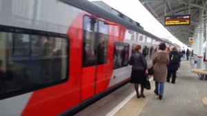 Приехал поезд МЦК, чтоб открылась дверь - надо нажать на кнопочку! Сами двери по себе не откроются.