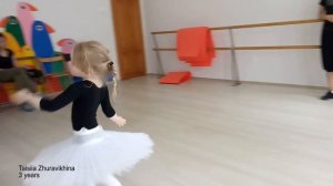 Девочка 3 года танцует. Baby balet. Маленькая балерина. Little ballerina. Таисия Журавихина
