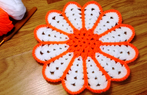 Яркая САЛФЕТКА крючком. Красивая Подставка под горячее всего из 10 рядов