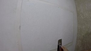 Нанесение декоративной штукатурки с вертикальным рисунком.