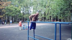 Как накачать грудь. Упражнения на брусьях