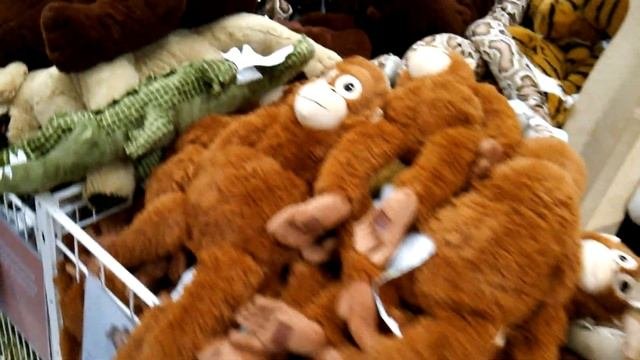 Игрушки в магазине. Мягкие игрушки.