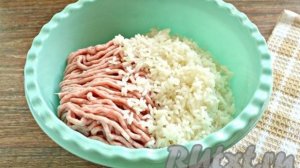Фаршированные перцы с фаршем и рисом с томатной пастой в кастрюле