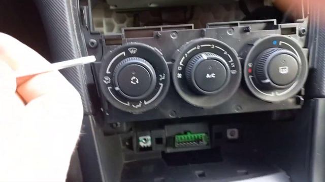 Замена лампы подсветки блока управления климатом Peugeot 408 (Пежо 308) смотреть онлайн