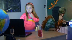 НОЧЬ в ШКОЛЕ на ХЭЛЛОУИН ! ВЗЛОМАЛИ УЧИТЕЛЬСКИЙ НОУТБУК! Мы не ОДНИ?! Кто еще есть в школе?!