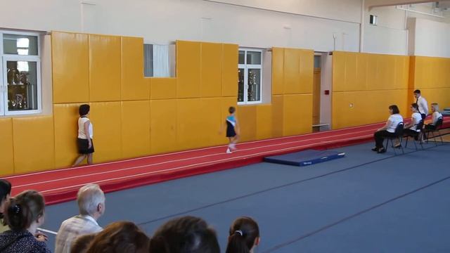 рондат фляк 6 лет прыжки на акробатической дорожке смотреть онлайн