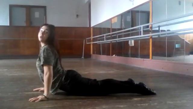 Танцевальный элемент "волна телом на полу назад". Обучающее видео. Даяна Ерёмина смотреть онлайн