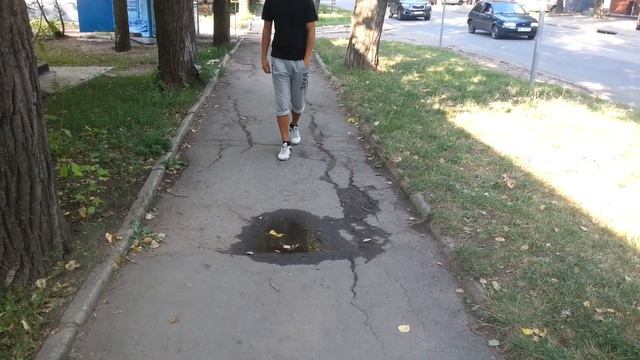 Учитесь как правильно обходить лужи) смотреть онлайн