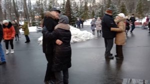 СТРАШНО СИДЕТЬ ОДНОЙ!ТАНЦЫ В ПАРКЕ ГОРЬКОГО