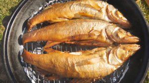 Рыба горячего копчения в казане на костре. Копченый судак.