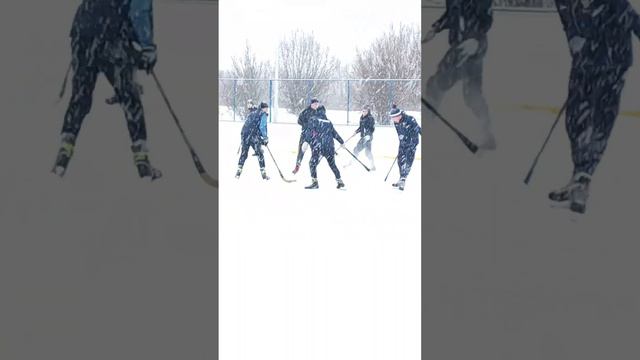 Первые игры в хоккей с мячом - на нашем новом корте. смотреть онлайн