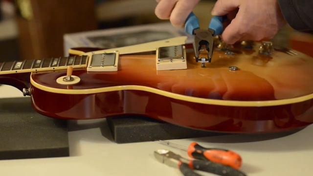 Remove the bridge pin of a tune-o-matic bridge. смотреть онлайн