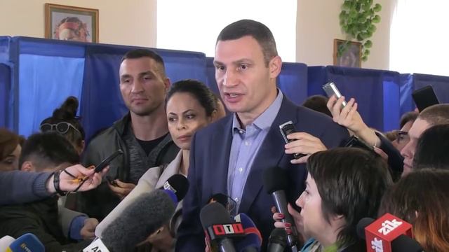 Віталій Кличко проголосував разом з дружиною Наталею та братом Володимиром смотреть онлайн