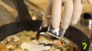 Рисовая лапша с морепродуктами в кокосовом соусе. Рецепт от шеф-повара.