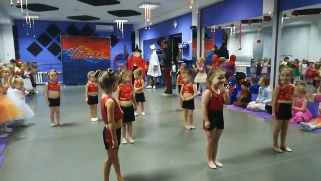 Сходили на утренник!!! Смешной стишок и танцы Машуни))) смотреть онлайн