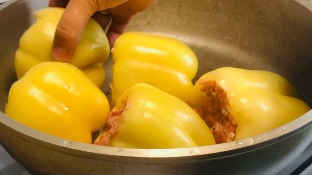 Фаршированный перец на сковороде с овощами. смотреть онлайн