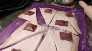 Круассаны с шоколадкой  и малиновым вареньем из готового слоеного теста