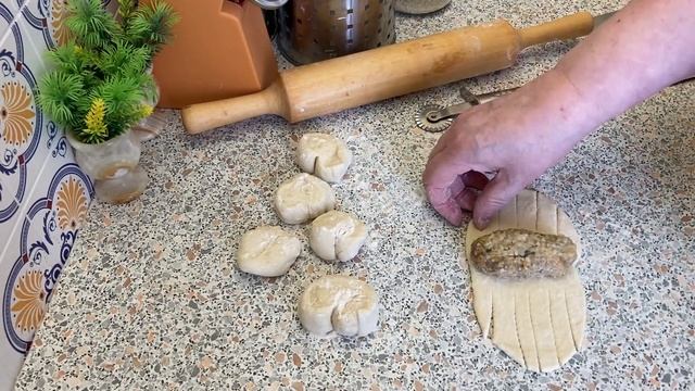 Вкуснейшая выпечка из дрожжевого теста.  Хватило и на котлеты в тесте, и на булочки