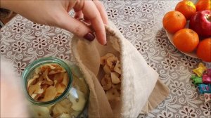 Домашние заботы! Перекладываю сушеные яблоки в льняные мешочки!