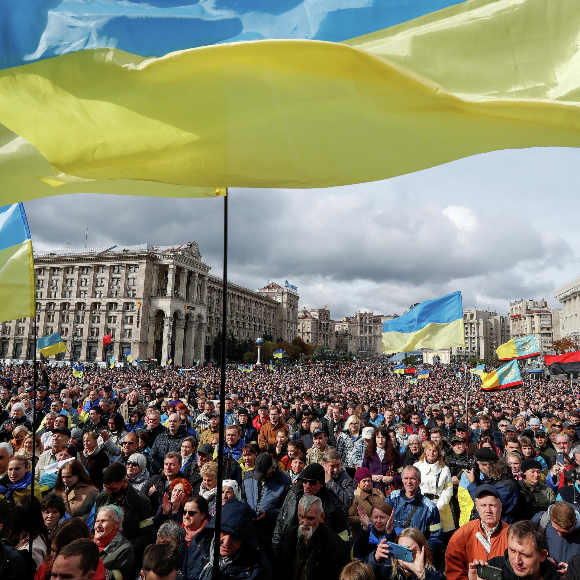 Киев против. Националисты Украины Зеленский. Митинг в Украине. Украина люди. Украинский митинг.