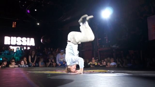 Red Bull BC One Break Dance Moscow 2012 Part 13 - стойки на руках :) смотреть онлайн