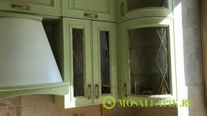 Нестандартная фисташковая кухня со столешницей из лиственницы