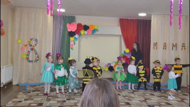 УТРЕНИИК 8 МАРТА УТРЕННИК В ДЕТСКОМ САДУ