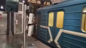 Отправление поезда метро 81-717/714.5м. "Номерной".Съёмка 16. 05.2022.