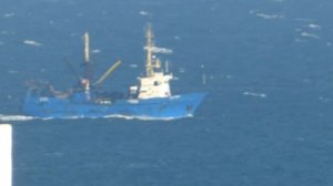 Рыболовный траулер Благоево полным ходом в сильную волну.