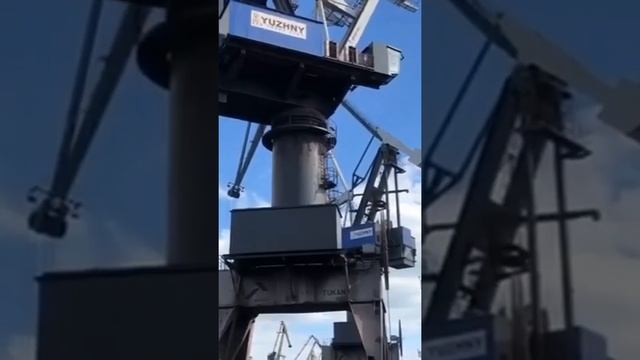 Как грузят корабли на экспорт. Грузовой Морской Порт. Услуги морского порта на перевалку грузов.